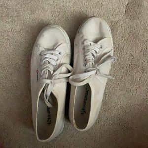 Supergas white platform